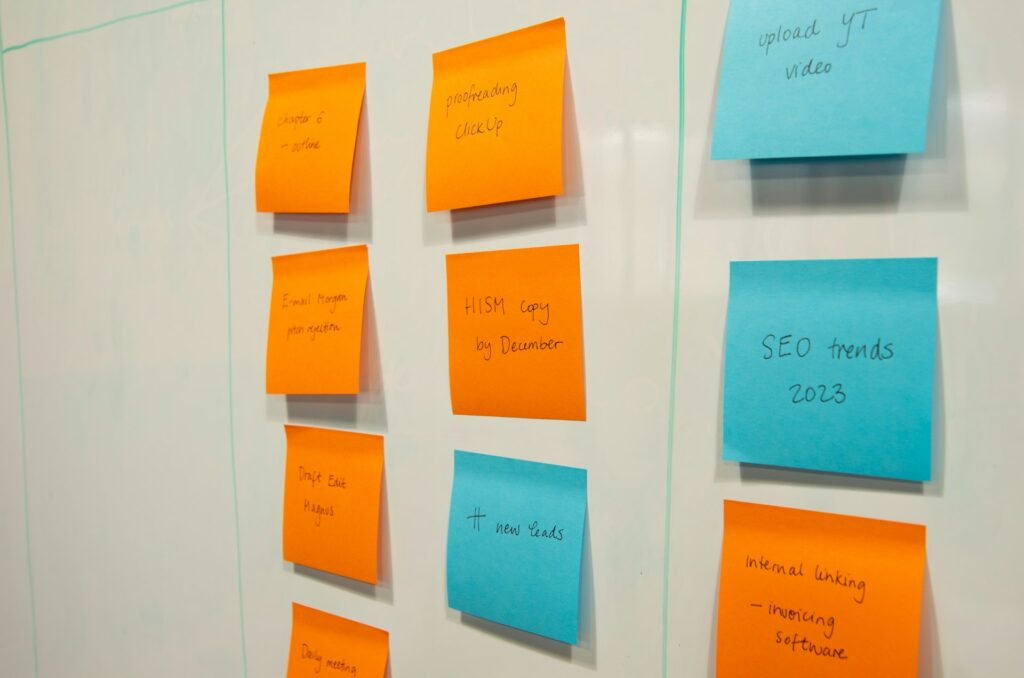 Ściana pełna kolorowych karteczek post-it z odręcznymi notatkami i planem zadań