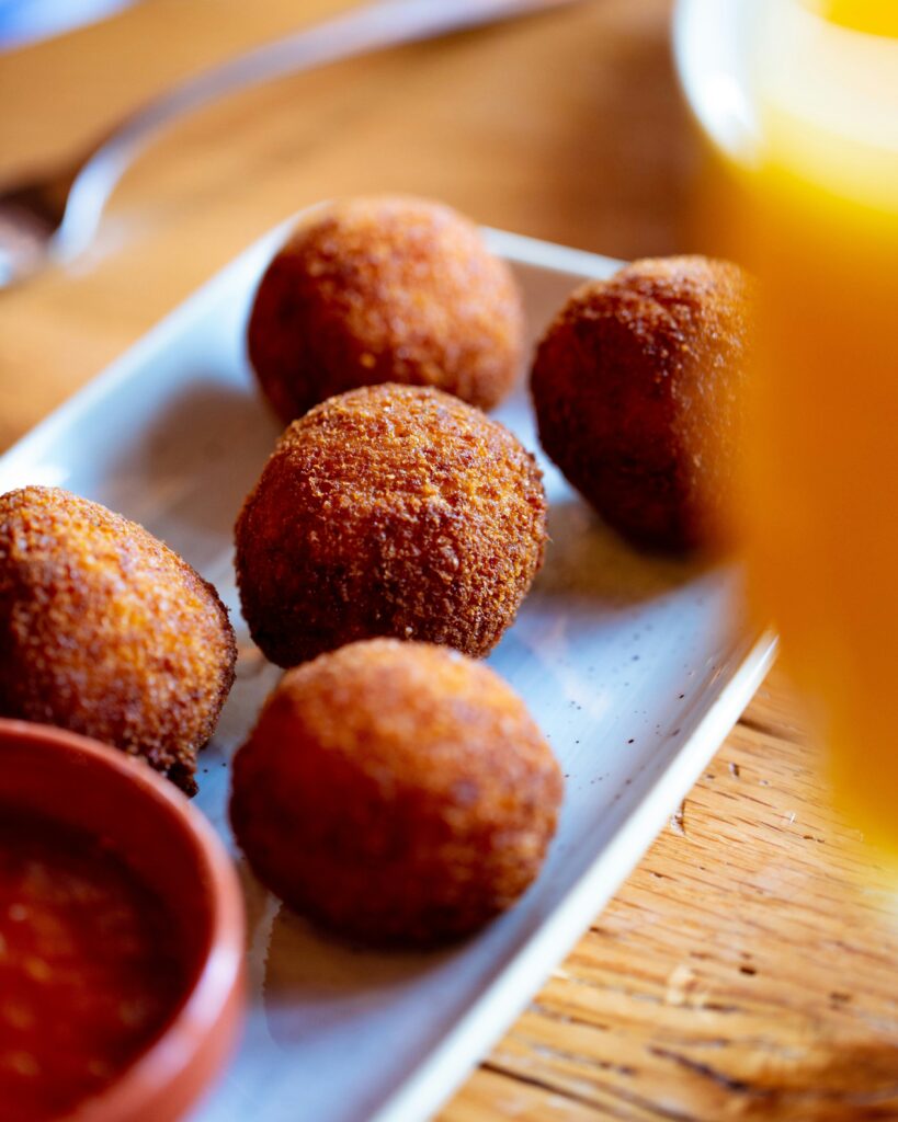Chrupiące kulki arancini podane na talerzu