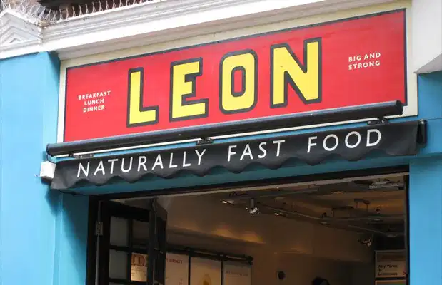 Szyld restauracji LEON przy stacji King's Cross w Londynie
