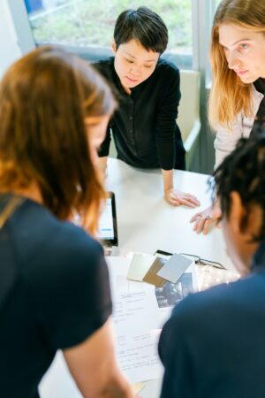 Grupa osób pracujących wspólnie nad projektem przy stole